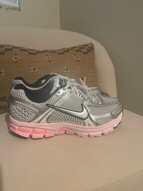 Nike Women’s Silver Mesh Running Sneakers with Pink Sole
Vomero 5